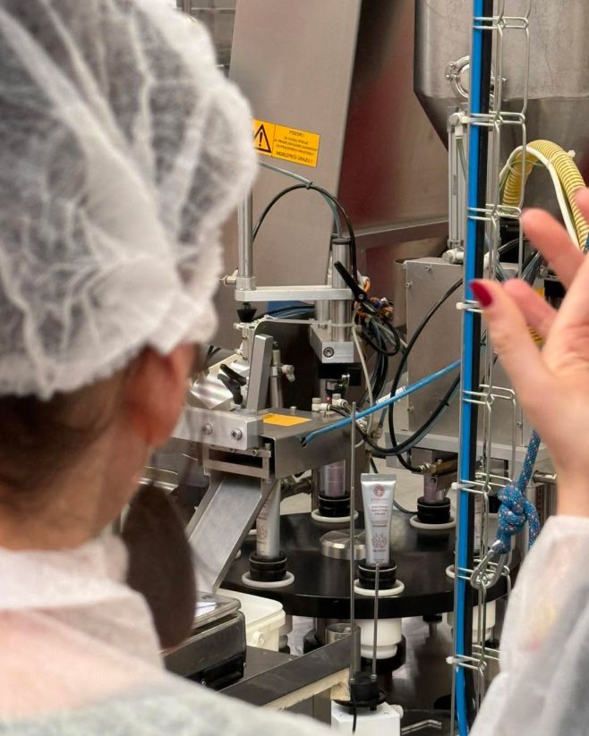 Přinášíme vám opět exkluzivní pohled do procesu výroby. Nyní při výrobě našeho Bioaktivního krému na lupénku 🏭👩‍🔬. 👉...